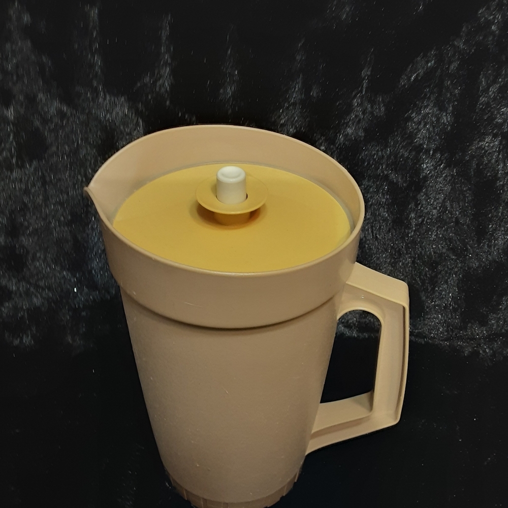 vintage Tupperware 2-quart pitcher - Picture 5 of 5